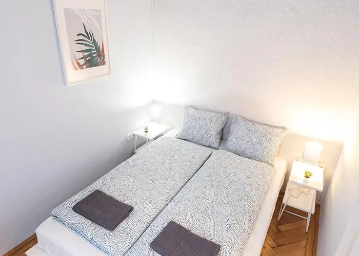 Charm Cozy Nest *